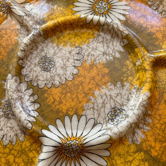 Traymold Fiberglass 16" Round Divided Serving Tray Yellow White Big Daisy Flower - Picture 5 of 15